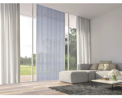 Wohnraum mit Schiebevorhang, Gardinen, Sofa, Tisch und Teppich