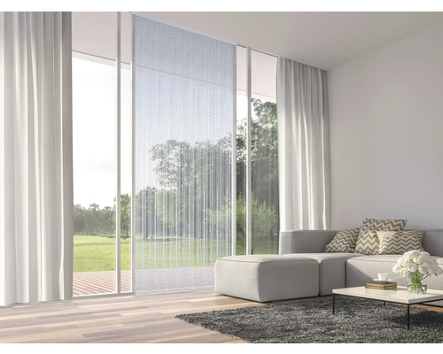 Modernes Wohnzimmer mit Schiebegardinen, Vorhängen und Couch