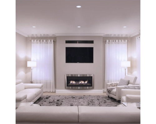 Wohnzimmer mit Kamin, Fernseher und weißen Möbeln für eine moderne Einrichtung