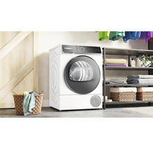 Bosch Wärmepumpentrockner in einem Waschraum mit Regalen und Wäschekorb