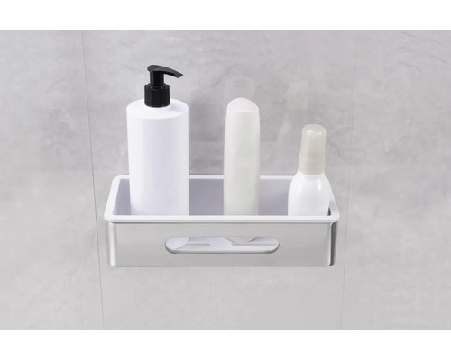 Duschregal mit Shampoo- und Duschgelflaschen