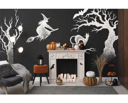 Dekoratives Wohnzimmer mit Halloween-Motiven, Kamin und Sitzgelegenheit