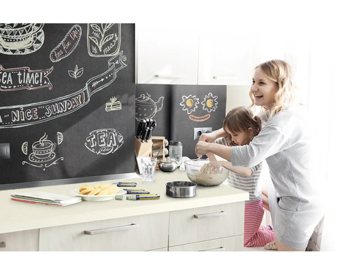 Szene einer Küche mit einer Mutter und ihrer Tochter beim Teig zubereiten, mit Kreidemarkerzeichnungen an der Wand