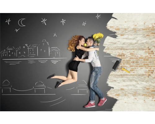 Ein Paar umarmt sich vor einer Wand, die halb bemalt ist, mit Kreidezeichnungen einer Stadt und Sternen