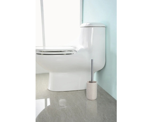 Weißes Stand-WC mit Toilettenbürste im Badezimmer