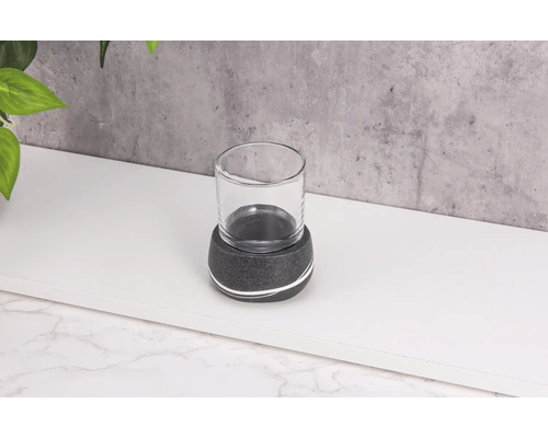 Glaswindlicht mit Steinsockel auf weißer Oberfläche