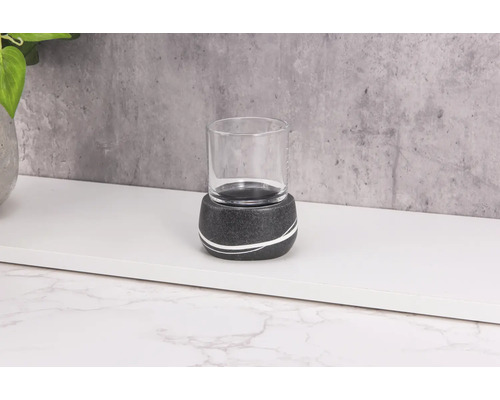 Teelichthalter mit Glaseinsatz auf einer Ablage