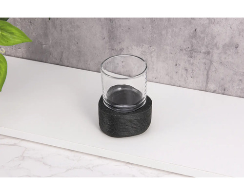 Windlicht mit Glasaufsatz auf einem Tisch