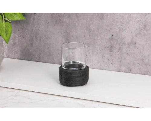 Windlicht mit Glasaufsatz auf Regal