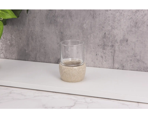 Klares Glas mit sandfarbenem Steingut-Becher