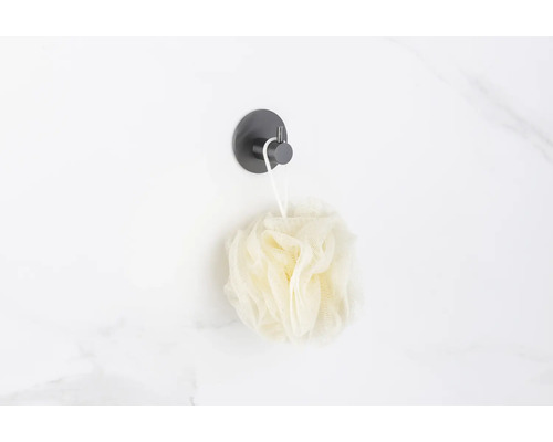 Duschschwamm am Haken an der Wand