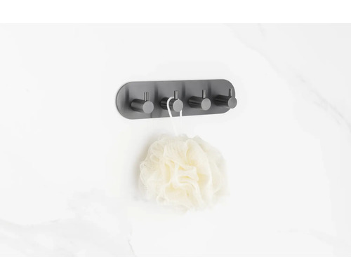 Wandgarderobe mit vier Haken und Badeschwamm