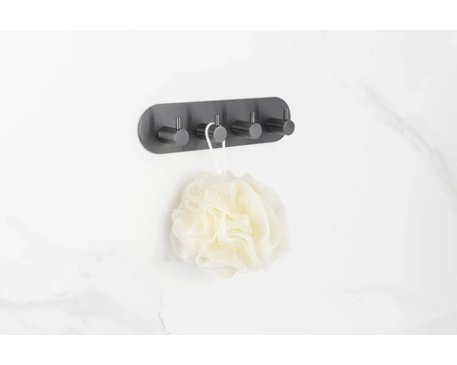 Wandgarderobe mit vier Haken und einem Badeschwamm