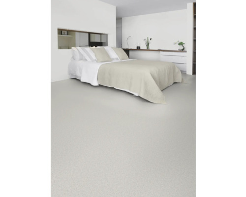 Schlafzimmer mit Bett und hellem Bodenbelag