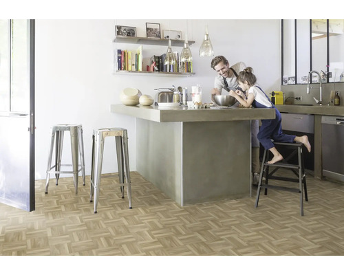 Helle Küche mit Mosaikboden, Kochinsel und Vater mit Tochter beim Backen