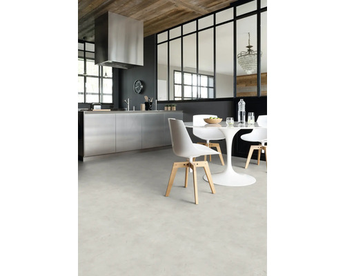 Heller Boden in einer modern eingerichteten Küche mit Esstisch und Stühlen.