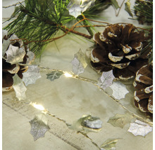 Dekorative Lichterkette mit Stechpalmenmotiven und Tannenzapfen