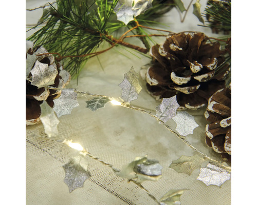 Dekorative Lichterkette mit Stechpalmenmotiven und Tannenzapfen