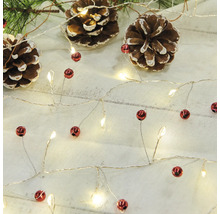 Lichterkette mit roten Kugeln und Tannenzapfen