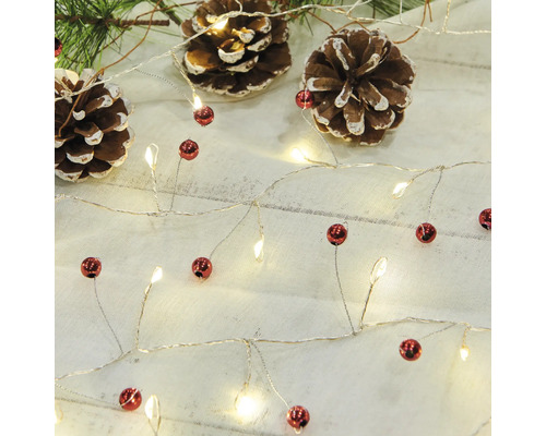 Lichterkette mit roten Kugeln und Tannenzapfen