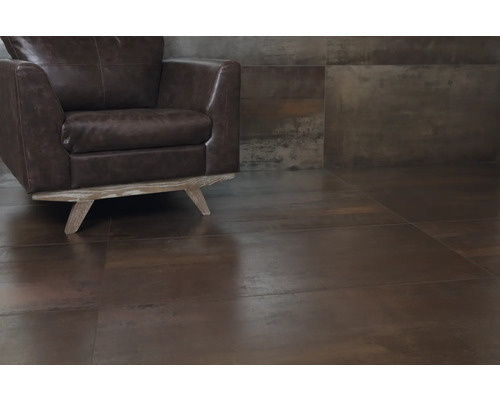 Innenraum mit braunem Ledersessel und Bodenfliesen in Holzoptik