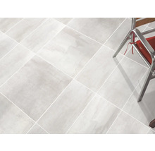 Heller Fliesenboden mit Stuhlbeinen im Bild