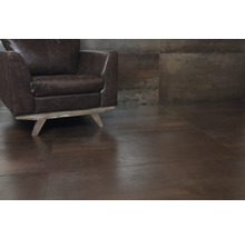 Innenraum mit braunen Bodenfliesen und braunem Sessel