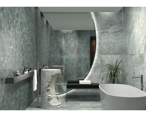 Helles Badezimmer mit Waschbecken, Spiegel, Badewanne und Fliesen