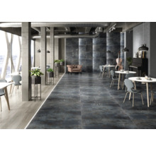 Innenraum mit Fliesenboden, Tischen, Stühlen und Dekoration