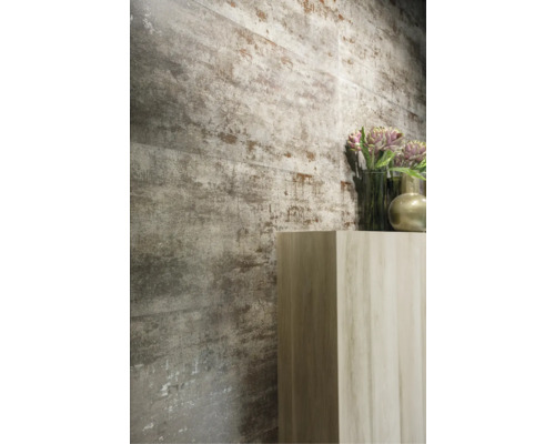 Wandgestaltung mit grauen Fliesen in Holzoptik und einem Waschtisch aus Holz.