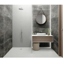 Modernes Badezimmer mit Dusche, Waschbecken, Spiegel und grauen Wandfliesen