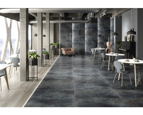 Innenraum mit Fliesenboden, Tischen, Stühlen und Dekoration