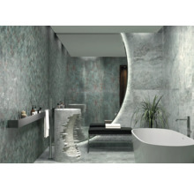 Helles Badezimmer mit Mosaikwand, Waschbecken und freistehender Badewanne.