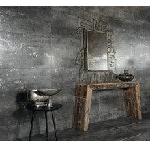 Dekorative graue Wandfliesen mit Tisch, Spiegel und Dekoration