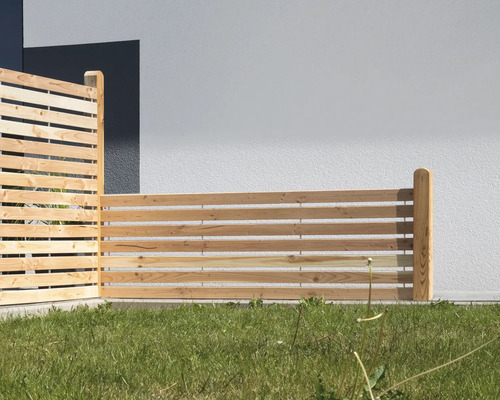 Holzzaun mit horizontalen Latten für den Garten