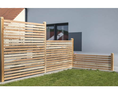 Holzzaun mit horizontalen Lamellen zur Garteneinfriedung