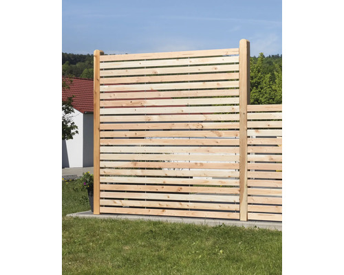 Holzsichtschutzzaun mit horizontalen Latten im Garten