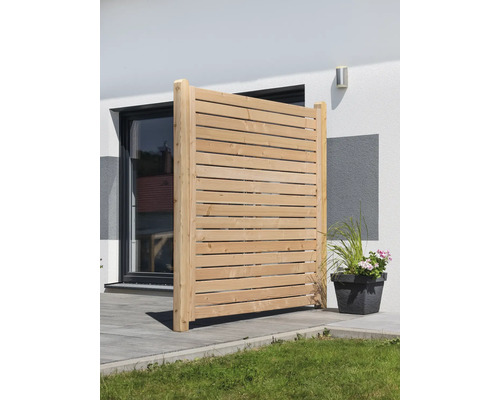 Holz Sichtschutzzaun neben einer Terrasse und einem Blumenkübel