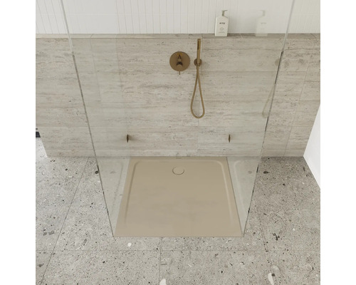 Begehbare Dusche mit Duschwanne, Duscharmatur und Duschkopf.