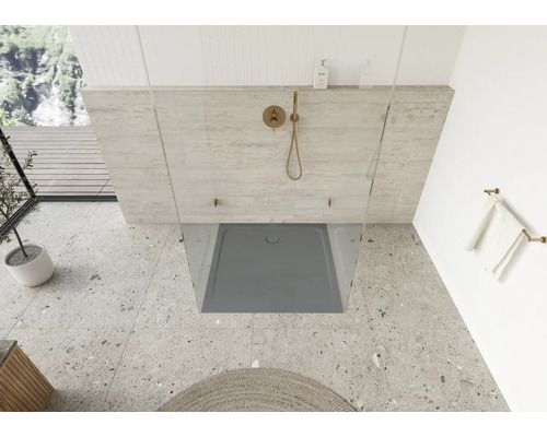 Begehbare Dusche mit Duschwanne, Armatur und Handtuchhalter in einem hellen Badezimmer