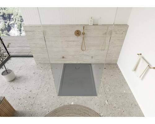 Badezimmer mit ebenerdiger Dusche, Duschwanne und Armaturen