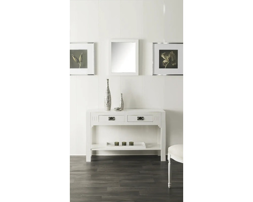 Dekoratives Wohnzimmer mit weißer Konsole, Spiegel und gerahmten Bildern an der Wand