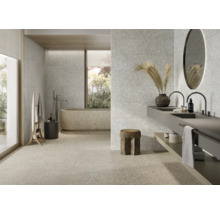 Helles Badezimmer mit Fliesenboden, Badewanne und Doppelwaschbecken