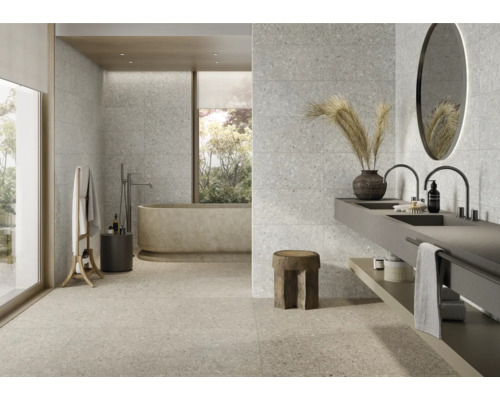 Helles Badezimmer mit Fliesenboden, Badewanne und Doppelwaschbecken