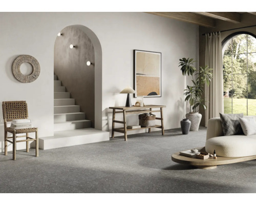 Heller Raum mit Treppe, Sitzgelegenheit, Tisch und Dekorationen