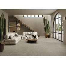 Wohnzimmer mit Sofa, Holztisch, Treppe und großen Fenstern