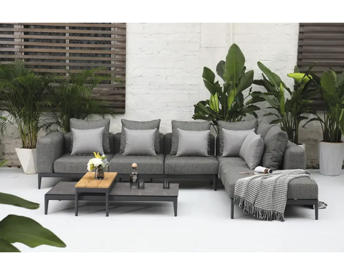 Graue Gartenlounge-Gruppe mit Couchtisch und Dekoration auf einer Terrasse