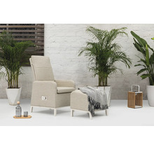 Beige Relaxliege mit Fußhocker in einem hellen Raum