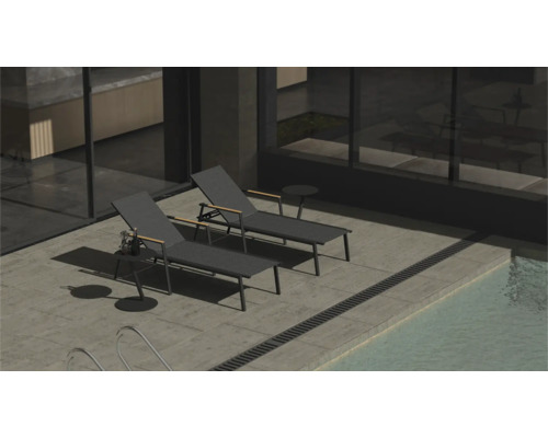 Zwei Liegestühle und ein Beistelltisch neben einem Pool