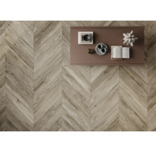 Boden mit Fischgrätmuster und Tischplatte mit Dekorationsgegenständen